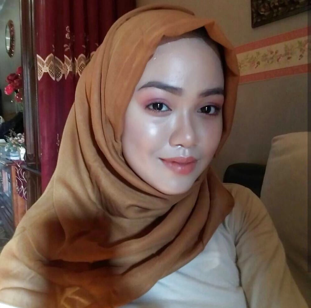 Indonesia Viral Ukhti Hijab Pakai Rok Pendek, Apa Kata Netizen?